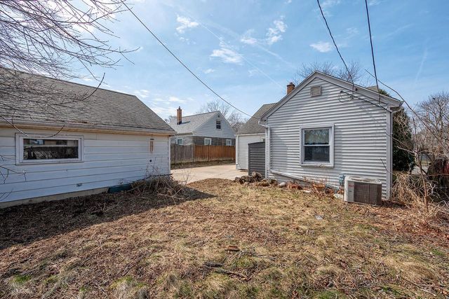 4462 S Lake DRIVE, Cudahy, WI 53110