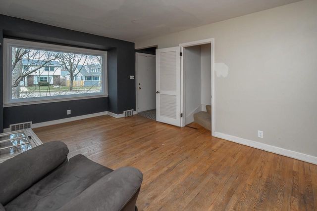 4462 S Lake DRIVE, Cudahy, WI 53110