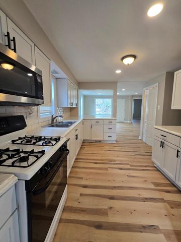 327 E Hunt AVENUE, Twin Lakes, WI 53181