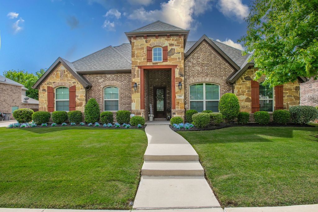 209 Wisteria Way, Red Oak, TX 75154