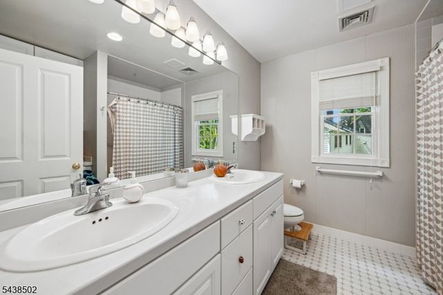 24 Canoe Brook Rd, Millburn Twp., NJ 07078
