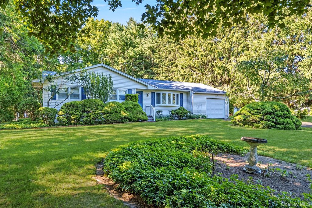 54 Randall Road, Wading River, NY 11792