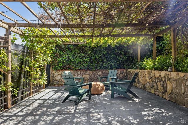 47 Main Dr, San Rafael, CA 94901