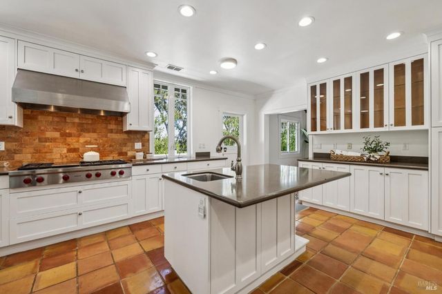 47 Main Dr, San Rafael, CA 94901