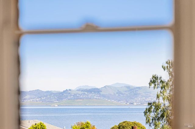 47 Main Dr, San Rafael, CA 94901