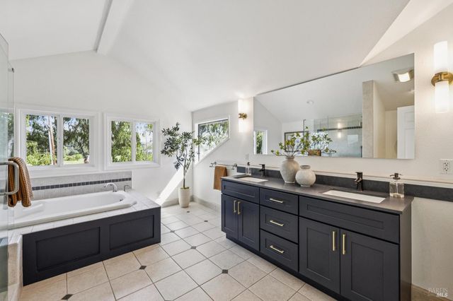 47 Main Dr, San Rafael, CA 94901