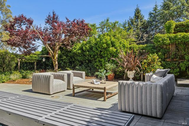 47 Main Dr, San Rafael, CA 94901