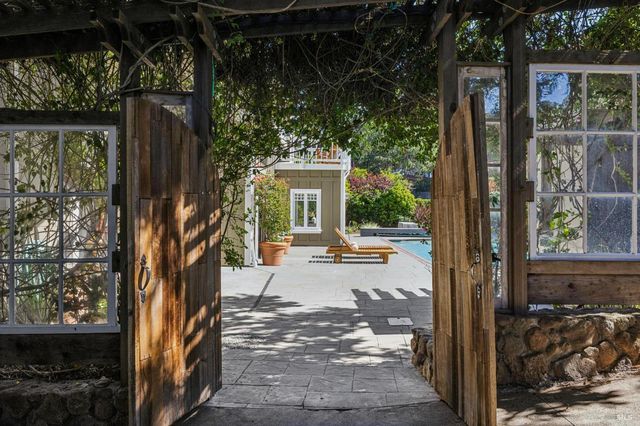 47 Main Dr, San Rafael, CA 94901