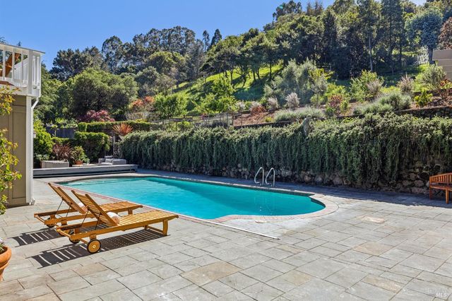 47 Main Dr, San Rafael, CA 94901