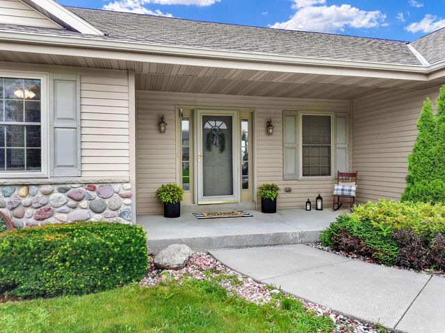 N645 North AVENUE, Oconomowoc, WI 53066