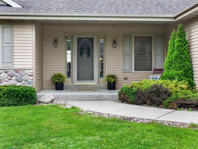 N645 North AVENUE, Oconomowoc, WI 53066
