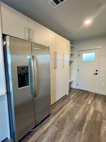 4004 Banister LN 106, Austin, TX 78704