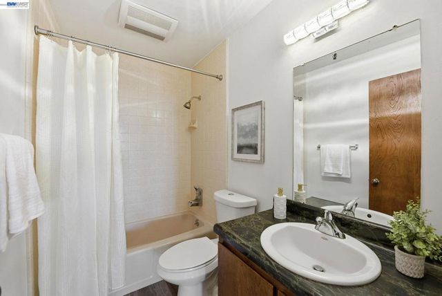 303 303 Adams St 301, Oakland, CA 94610