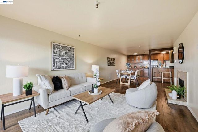 303 303 Adams St 301, Oakland, CA 94610