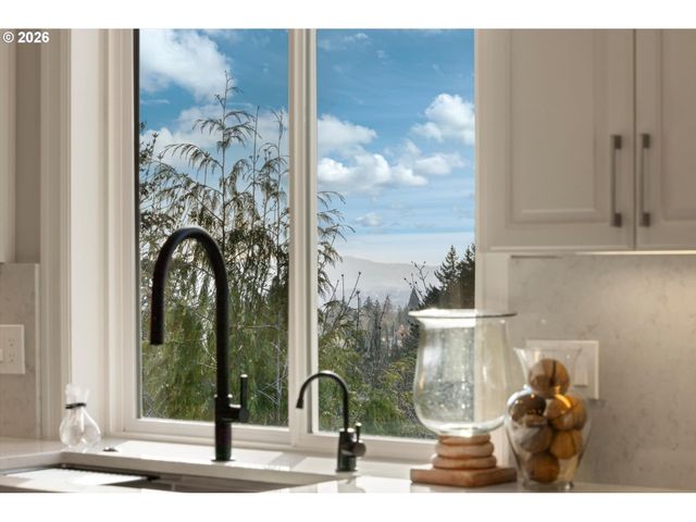 9238 Nw MURDOCK St, Portland, OR 97229