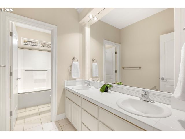 9238 Nw MURDOCK St, Portland, OR 97229