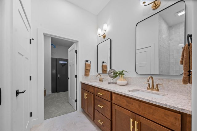 6126 N Hiebert Dr, Park City, KS 67219