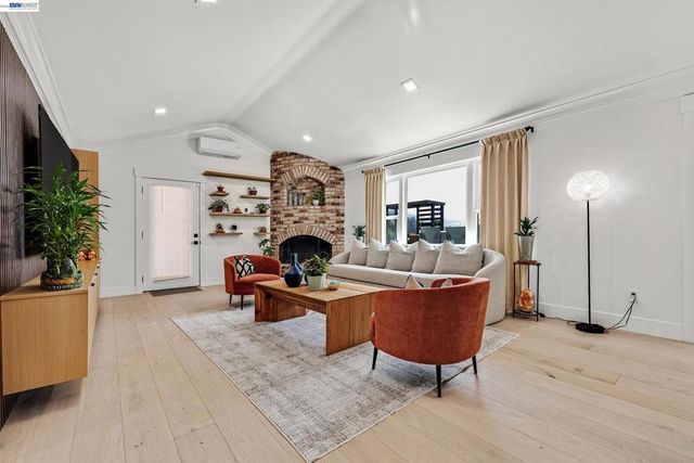 4363 Short Hill Road, Oakland, CA 94605
