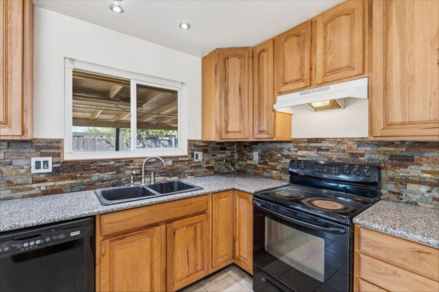 2916 Miami Avenue, Clovis, CA 93611