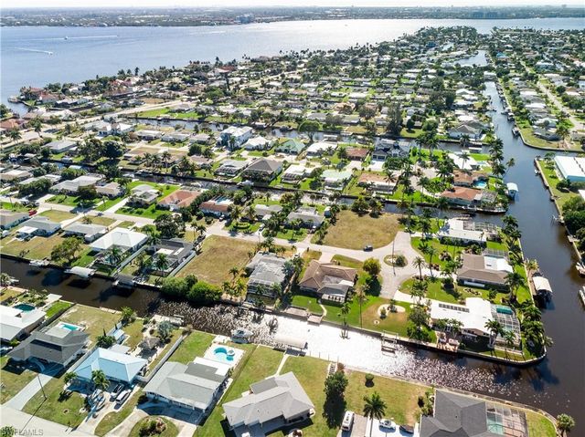 1425 Venetian CT, Cape Coral, FL 33904