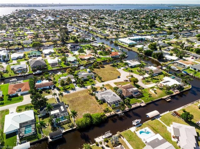 1425 Venetian CT, Cape Coral, FL 33904