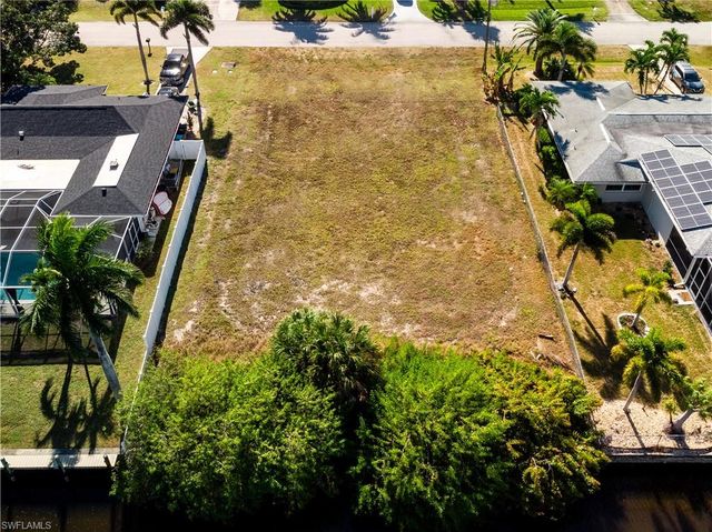 1425 Venetian CT, Cape Coral, FL 33904