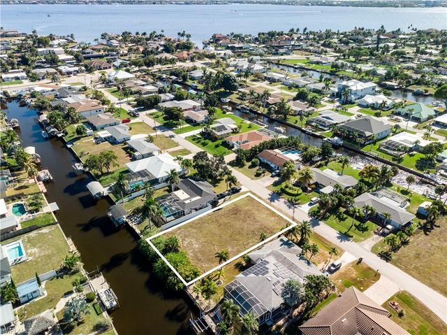 1425 Venetian CT, Cape Coral, FL 33904