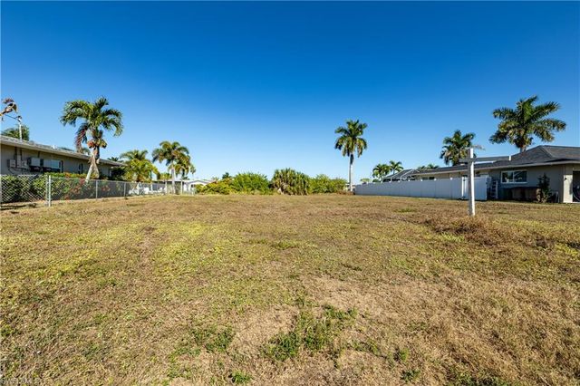 1425 Venetian CT, Cape Coral, FL 33904