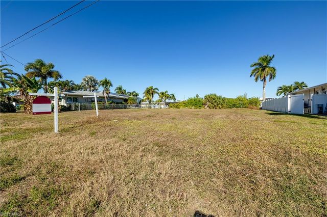 1425 Venetian CT, Cape Coral, FL 33904