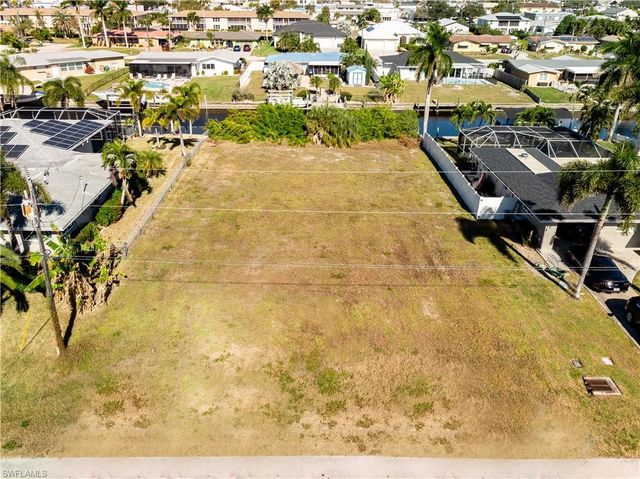 1425 Venetian CT, Cape Coral, FL 33904