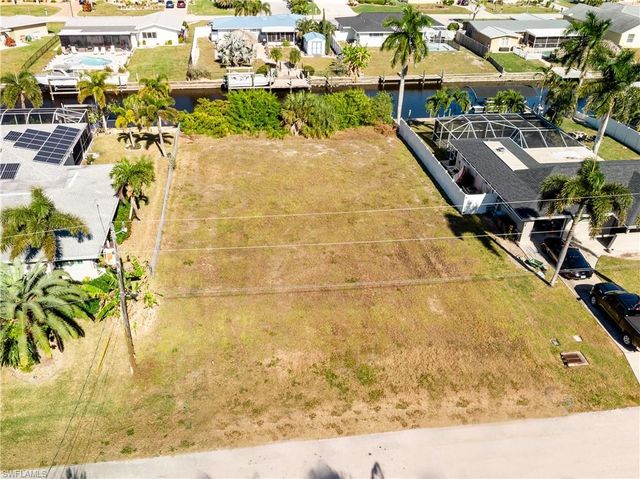 1425 Venetian CT, Cape Coral, FL 33904