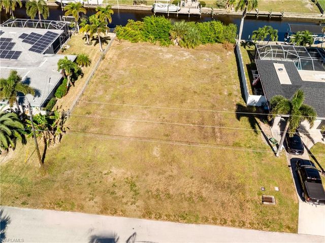 1425 Venetian CT, Cape Coral, FL 33904