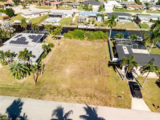 1425 Venetian CT, Cape Coral, FL 33904