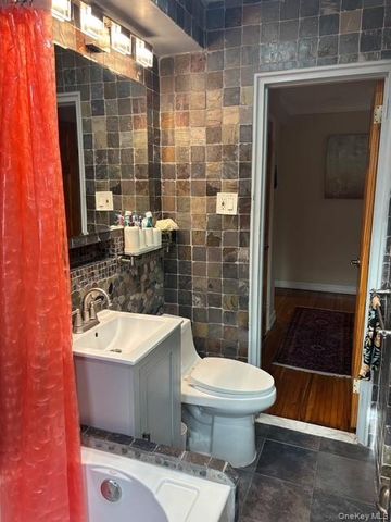 14 Edwards Street 2A, Roslyn, NY 11577