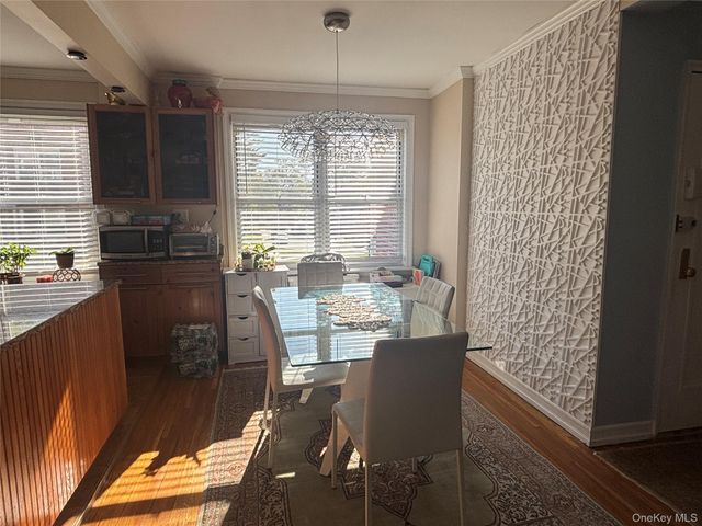 14 Edwards Street 2A, Roslyn, NY 11577