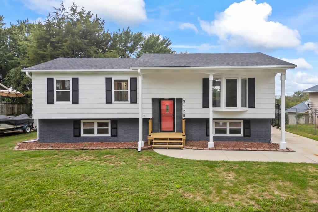 9128 Woodmayr Drive, Norwalk, IA 50211