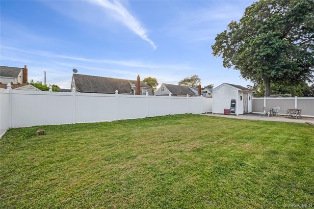 1012 N Ontario Avenue, Lindenhurst, NY 11757