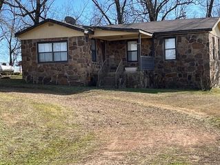 1035 E 1st Avenue, Gentry, AR 72734
