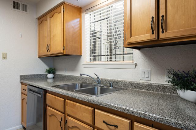 19 Casa Hermosa Drive NE, Albuquerque, NM 87112