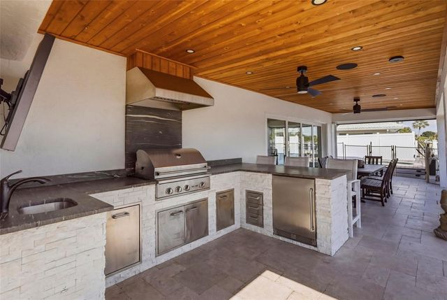 1024 44TH AVENUE NE, St Petersburg, FL 33703