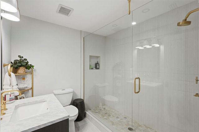 1024 44TH AVENUE NE, St Petersburg, FL 33703