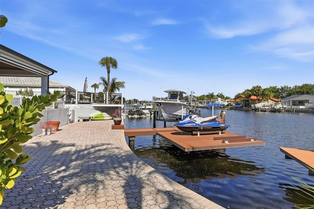 1024 44TH AVENUE NE, St Petersburg, FL 33703