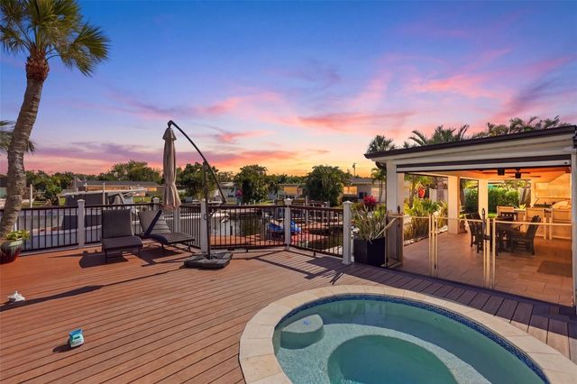 1024 44TH AVENUE NE, St Petersburg, FL 33703