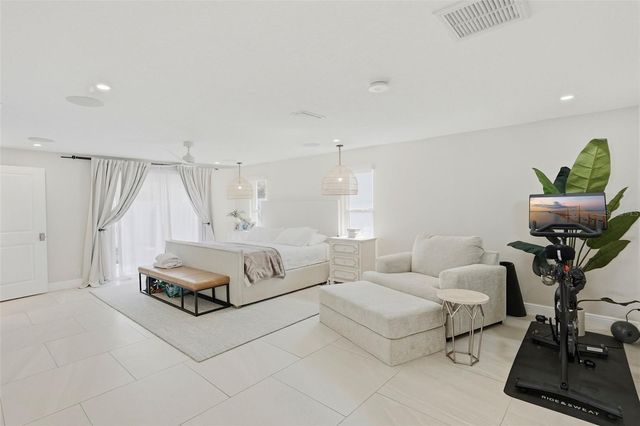 1024 44TH AVENUE NE, St Petersburg, FL 33703
