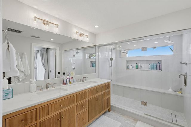 1024 44TH AVENUE NE, St Petersburg, FL 33703