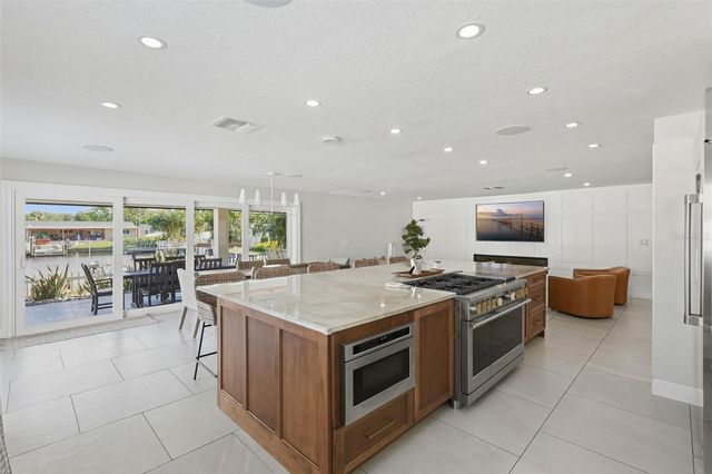 1024 44TH AVENUE NE, St Petersburg, FL 33703