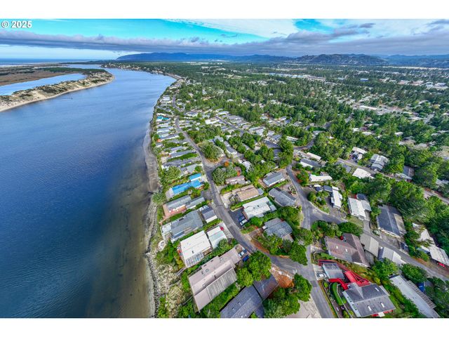 1601 RHODODENDRON Dr 694, Florence, OR 97439