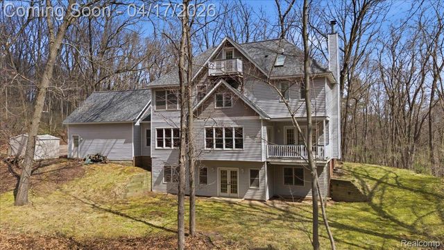 2222 S Hickory Ridge Trail, Milford Charter Township, MI 48380