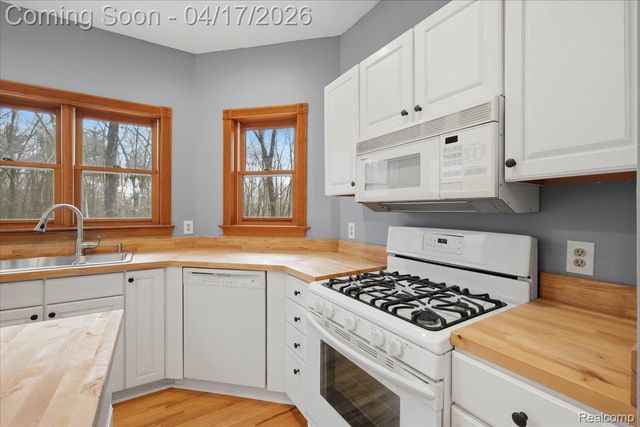 2222 S Hickory Ridge Trail, Milford Charter Township, MI 48380