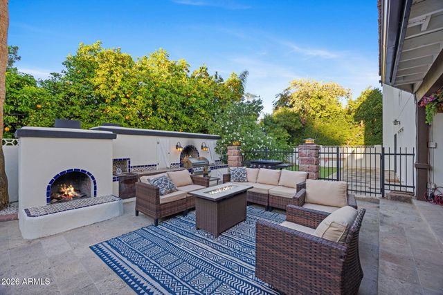 320 W BETHANY HOME Road, Phoenix, AZ 85013